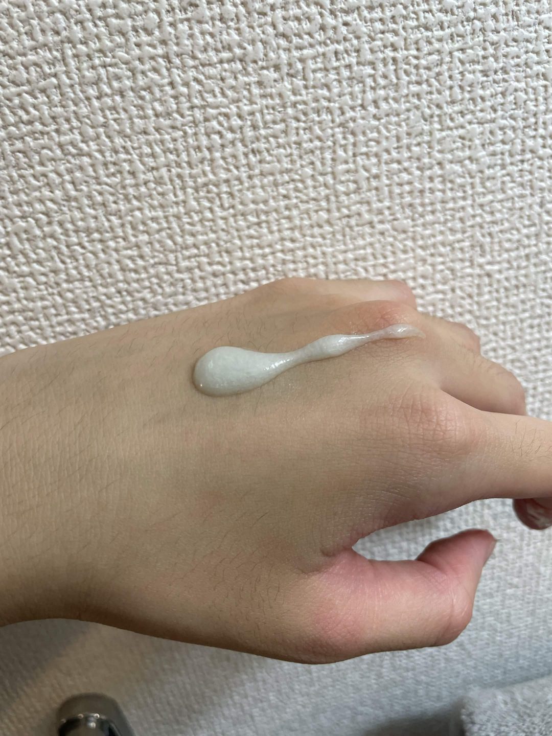 メンソレータム アクネス 薬用クリーム洗顔を手の甲に出したテクスチャ