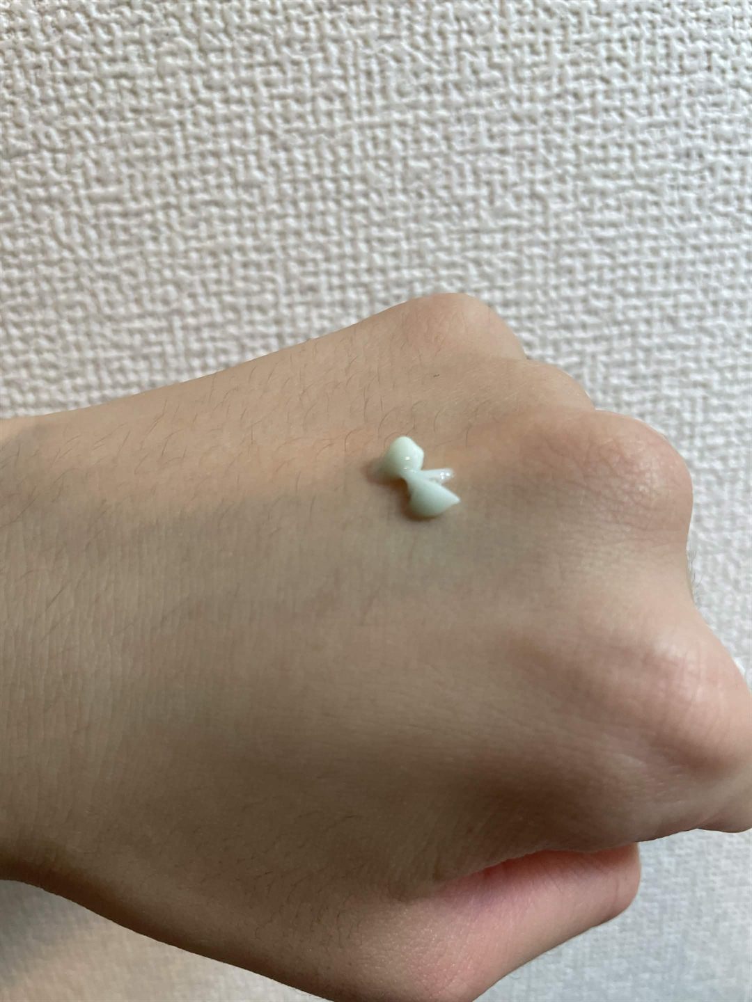 KATAN CICA DERMA HIT SERUM 5 を手の甲に出したテクスチャ